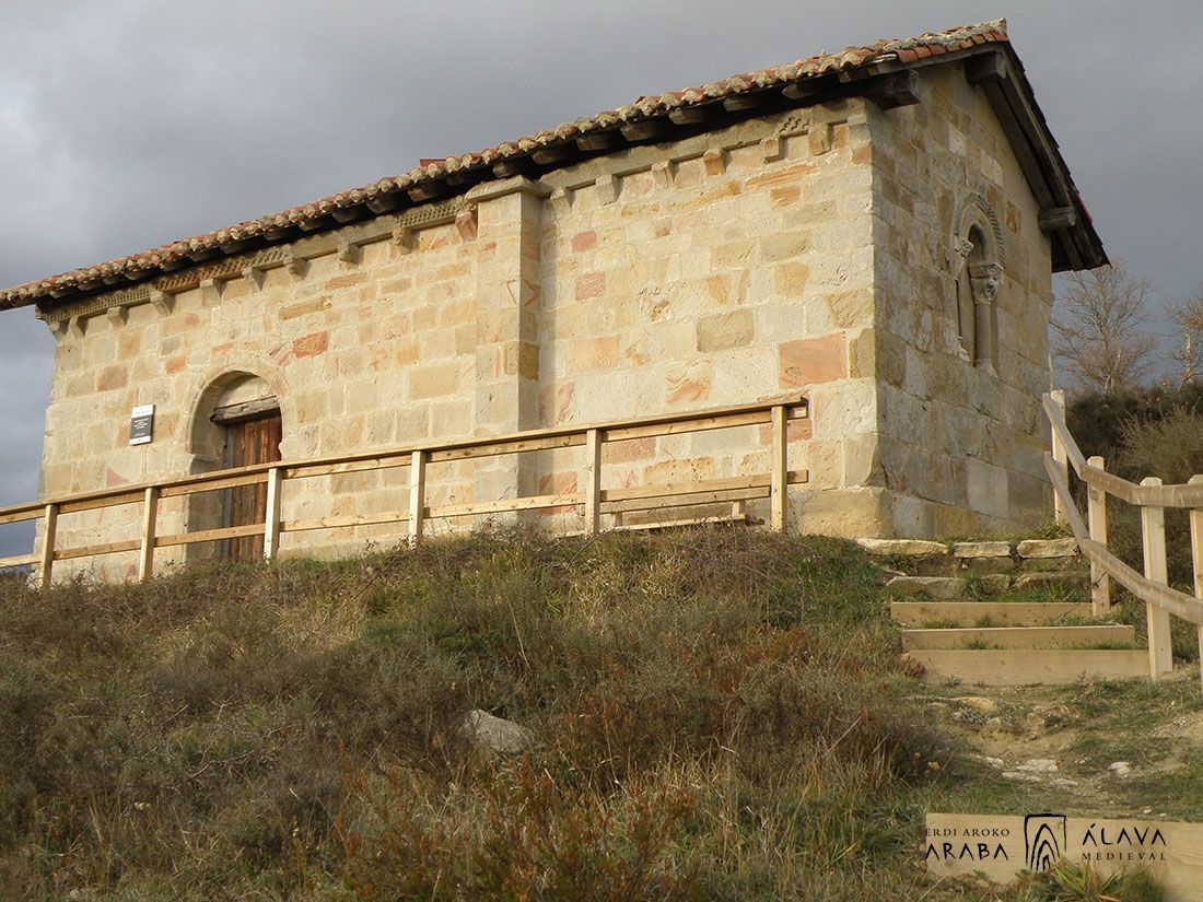 La portada inadvertida de la ermita de San Juan de Amamio